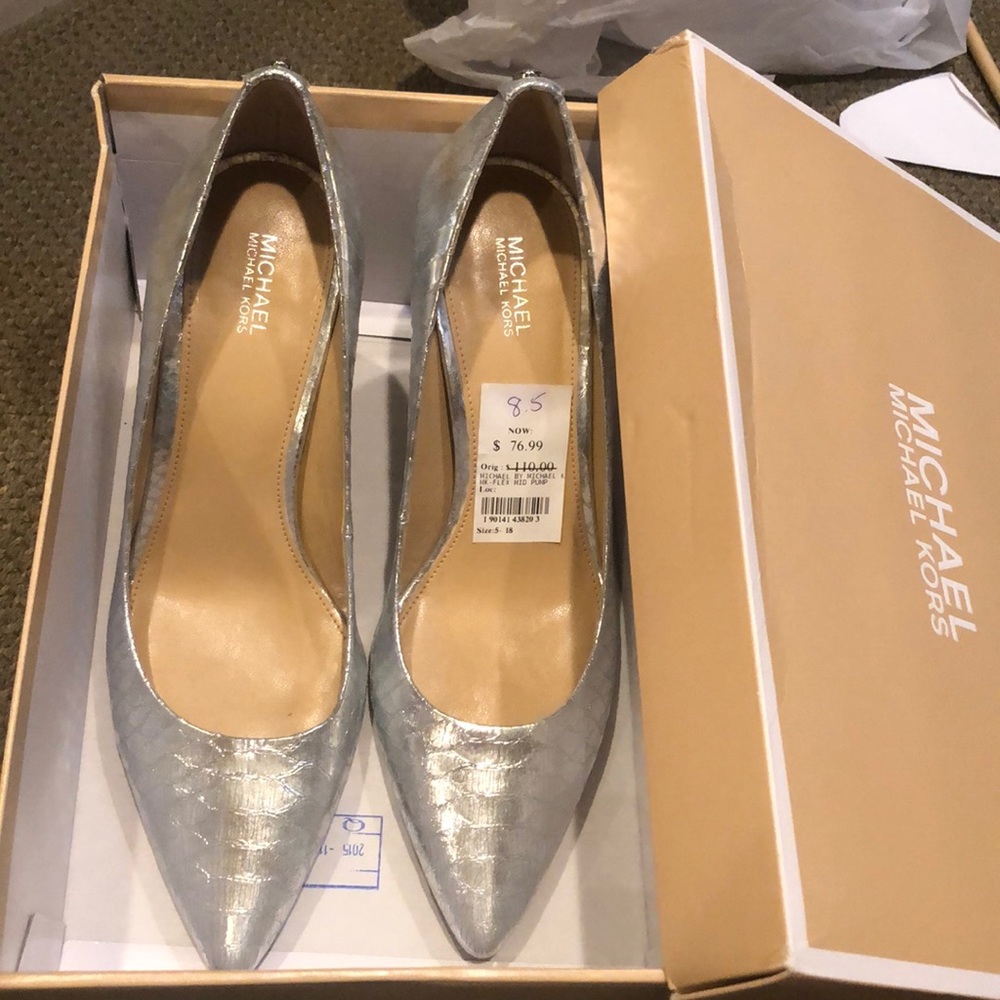 NEW Michael Kors “flex mid pump” silver snakeskin